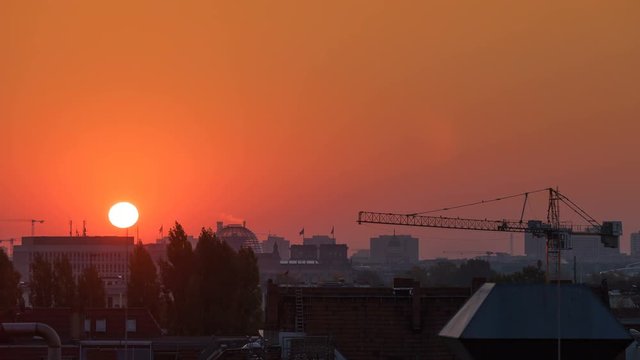 Sonnenaufgang in Berlin, Deutschland. Time Lapse.