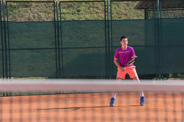 Obraz premium Young tennis player prepares for receiving the servis