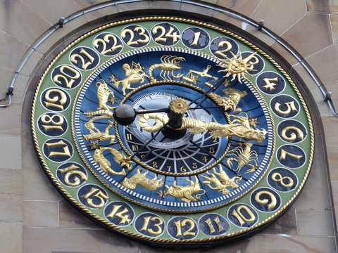 Astronomische Uhr am Rathaus von Schramberg
