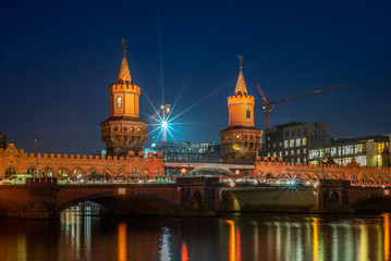Fototapeta premium Widok na Oberbaumbruecke i lekkie szlaki w zimną jesienną noc w Berlinie - 4