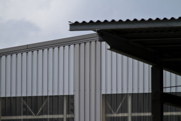 Ausschnitt einer Lagerhalle aus Wellblech und Stahlträgern