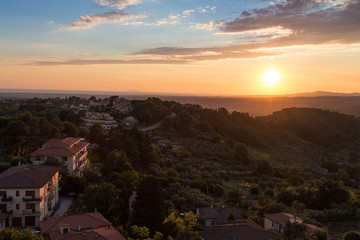 Blick von Montescudaio über die Toskana im Sonnenuntergang