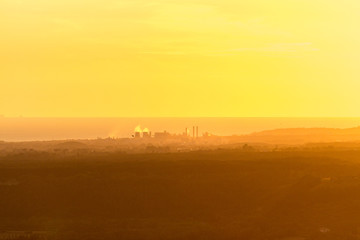 Blick über die Toskana bei Montescudaio im nebligen Sonnenuntergang