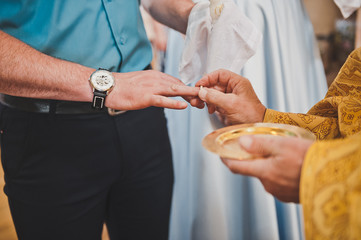 The priest puts the rings of the married couple 1870.