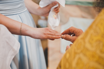The priest puts the rings of the married couple 1871.