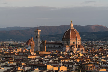 Fototapeta na wymiar The sun is rising over the Duomo di Firenze in Italy
