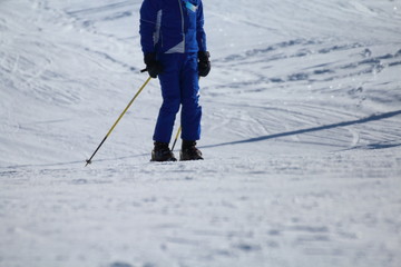A ski athlete arrives at the end of the descent