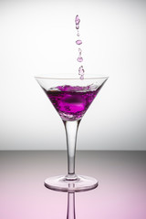 Lila Cocktail Glas mit Splash