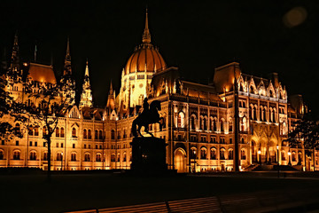 Plano escénico del parlamento húngaro en Budapest, Hungría. Edificio iluminado. Fotografía nocturna.