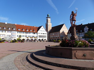Häuser und Brunnen rechts auf Marktplatz in Freudenstadt © SiRo