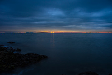 岬で迎える曇天の夜明け