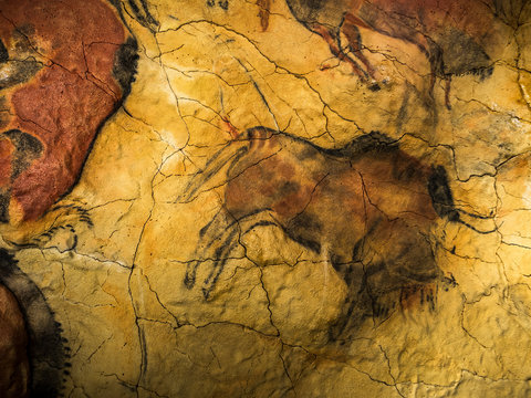 Pintura rupestre de un bisonte negro de la cueva de Altamira, Santillana del Mar, Cantabria, España