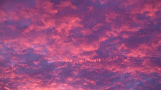 Rosa Wolken ziehen am violetten Himmel, full Hd 1080p Video Footage