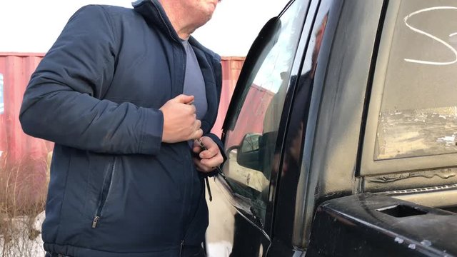 Car thief breaks into car with pry bar wedging into drivers door before eventually getting in.