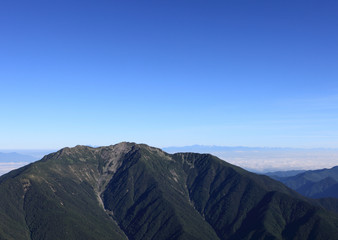 北岳の尾根から見る仙丈ヶ岳