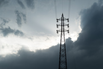 厚い雲と送電線