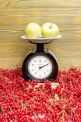 Яблоки на весах.