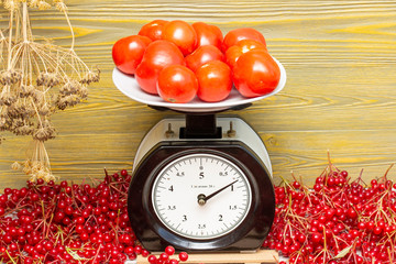 Красные помидоры на механических весах.