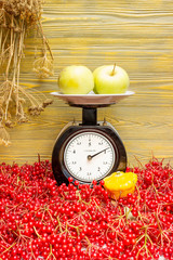 Яблоки взвешивают на весах.