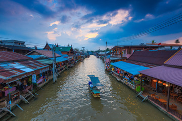Fototapeta na wymiar AMPHAWA,THAILAND - October 28,2018: Amphawa floating Market at afternoon, the most famous floating market and cultural tourist destination.