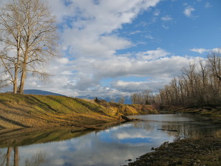 Obraz premium Beautiful autumn day along the Kootenay River 