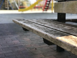 Fototapeta na wymiar 公園の古いベンチ