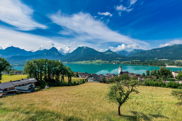 Obraz premium Der wunderschöne türkise Wolfgangsee in Österreich im Sommer mit Bergen im Hintergrund
