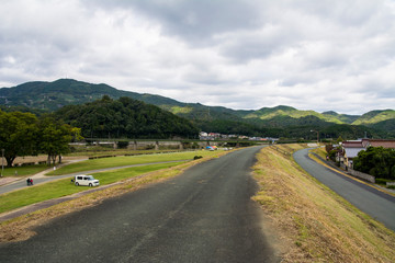 堤防上の道