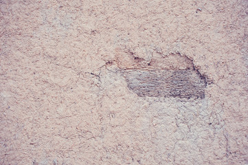 muro de adobe con viga de madera a la vista