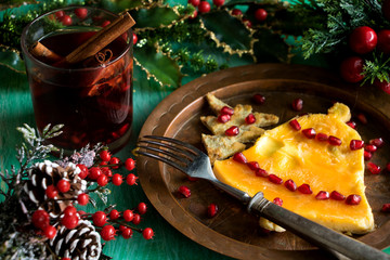 Omelette in Glockenform mit Granatapfelkernen als Weihnachtsfrühstück