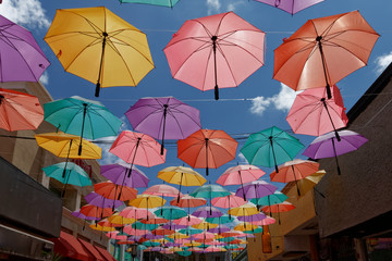 Fototapeta na wymiar Kolorowe parasolki nad deptakiem w La Paz, Meksyk