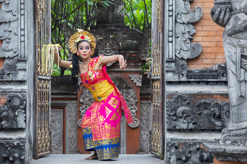 Fototapeta na wymiar Woman dancing pendet dance on temple door