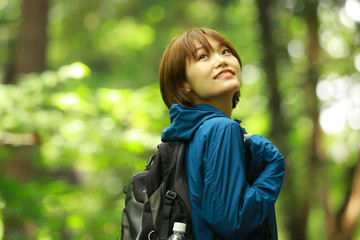 登山する女性