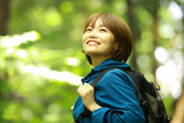 登山する女性