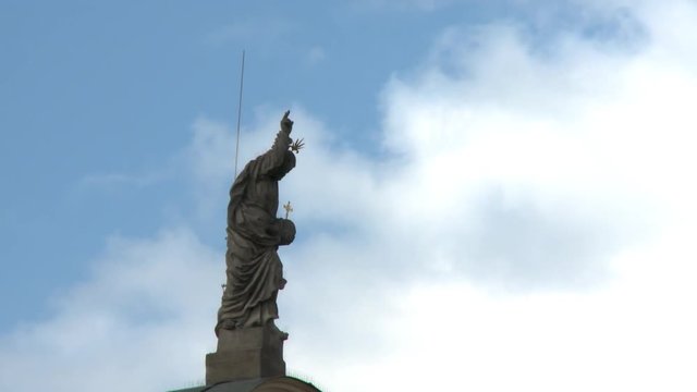 Praga, statua religiosa