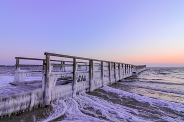 romantische Seebrücke im Winter, Konzept Winterzauber