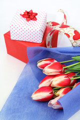 バレンタイン　チューリップの花束とプレゼント