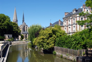 Ville de Vendôme, église, abbatiale de la trinité et cours d'eau s'écoule dans la ville, département du Loir et Cher, France © Philippe Prudhomme