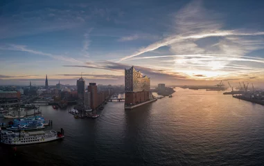 Elbphilharmonie mit Hafencity und Speicherstadt bei schönem Sonnenaufgang © Jonas Weinitschke