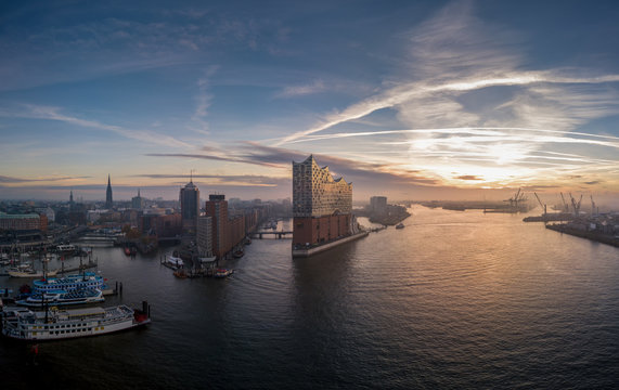 Elbphilharmonie mit Hafencity und Speicherstadt bei sch&ouml;nem Sonnenaufgang