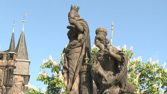 Praga, statua religiosa e chiesa