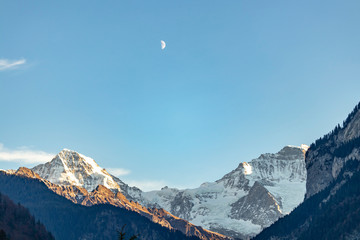 Halbmond über einem Berg in Grindelwald