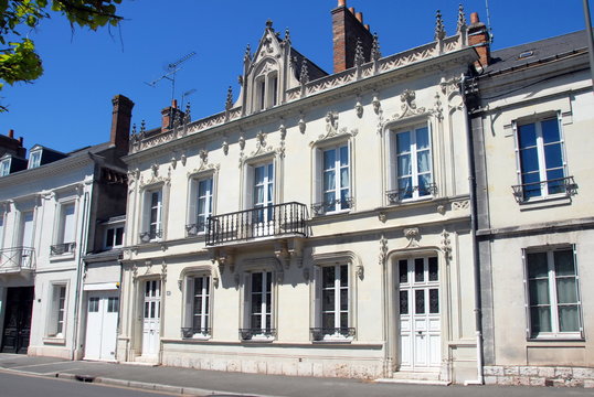 Ville de Vendôme, vieille bâtisse du centre ville donnant sur la rue,  département du Loir-et-Cher, France