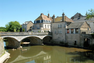 Fototapeta na wymiar Ville de Vendôme, vieux pont enjambe le Loir en centre ville, département du Loir-et-Cher, France 