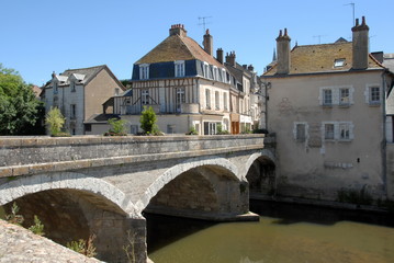 Fototapeta na wymiar Ville de Vendôme, vieux pont enjambe le Loir en centre ville, département du Loir-et-Cher, France