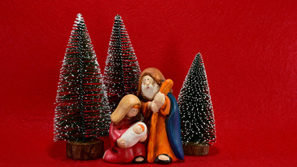 sacara famiglia su sfondo rosso