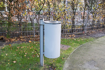 Ein grauer Mülleimer in einem Park in Hamburg