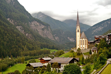 Fototapeta na wymiar Heiligenblut am Großglockner, Carinthia / Austria. View to St. Vincent Church.