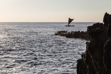 Polynesisches Boot for Küste von Big Island, Hawaii