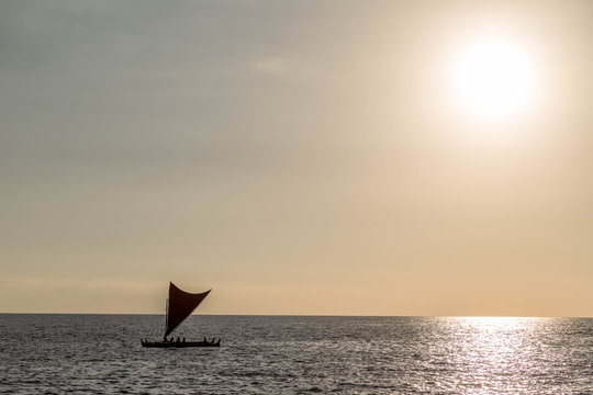 Polynesisches Boot vor K&uuml;ste von Big Island, Hawaii
